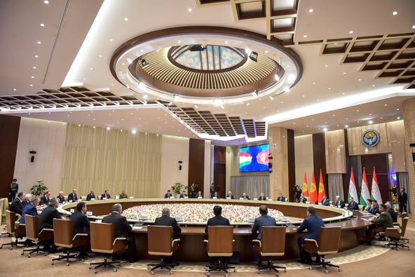 Садыр Жапаров Тажикстандын президенти менен сүйлөшүүлөрдү өткөрдү