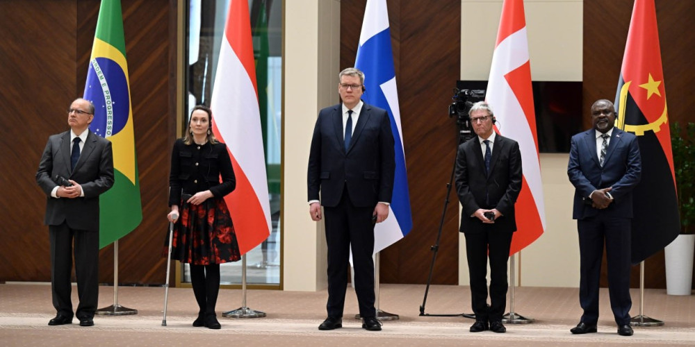 Президент Садыр Жапаров бир катар өлкөлөрдүн элчилеринен ишеним грамоталарын кабыл алды