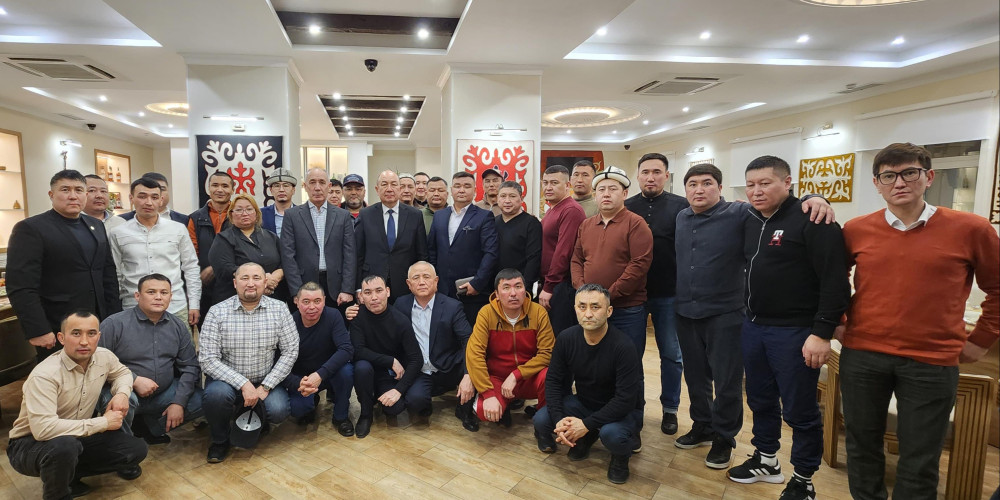 Элчи Бөкөнтаев Москвадагы кыргыз диаспорасынын лидерлери жана активисттери менен жолукту