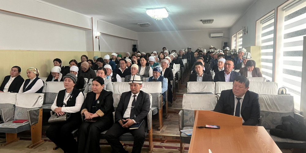 Кендирбаева алайлык мугалимдерге 12 жылдык билим берүүнүн артыкчылыктары тууралуу айтып берди