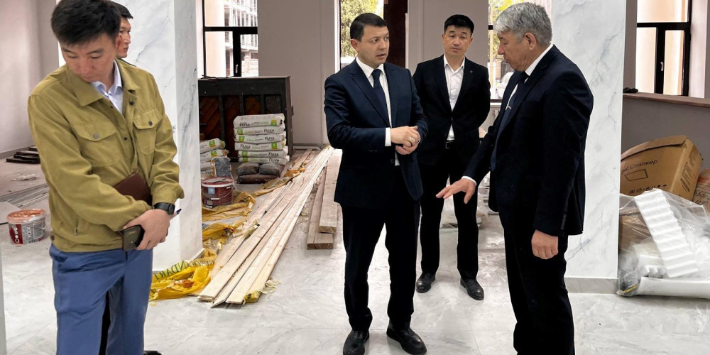 Маданият министри Б. Кыдыкеева атындагы жаш көрүүчүлөр театрынын оңдоо иштеринин жүрүшү менен таанышты