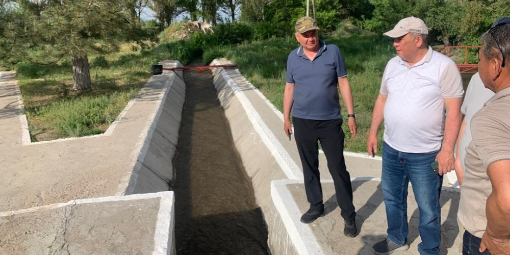 Глава Службы водных ресурсов проверил объем поливной воды, распределяемой фермерам Аламединского района