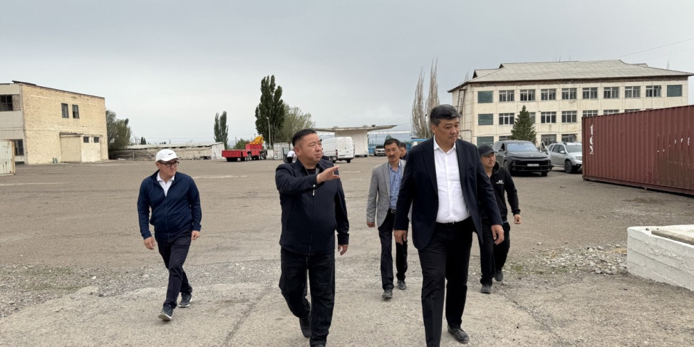 Төрөбаев Балыкчыдагы элеваторго барып өндүрүштүк процесс менен таанышты