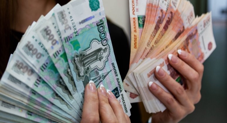 Рекорддук сумма. Россиядагы мигранттар 2025-жылдын 4 айында Кыргызстанда $1 млрд 710 миң которгон 