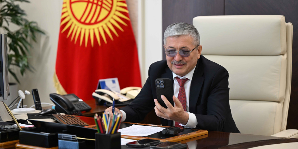 Сууда сүзүү боюнча дүйнө чемпионатында КРнын алгачкы медалы. Касымалиев суучул Денис Петрашовду куттуктады