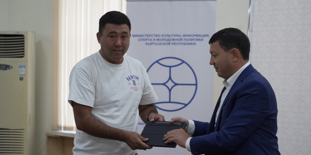 Маданият министри кызматкерлерге планшеттерди тапшырды