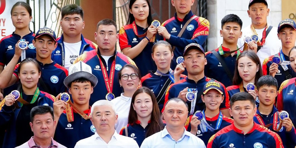 Улан Кыдырбаев таяк тартыш боюнча VII дүйнө чемпионатына катышкан курама команданы кабыл алды