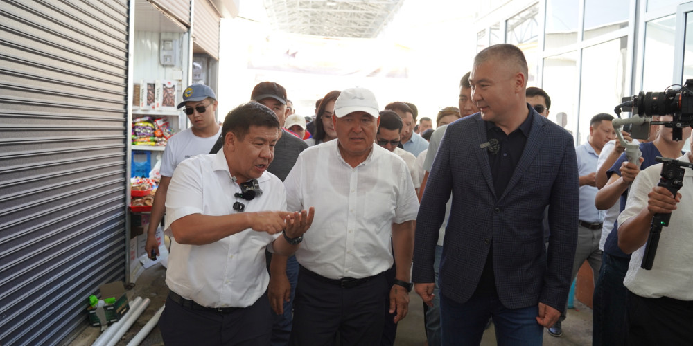 Шыкмаматов Ош шаарындагы базарда акциздик маркаларды көзөмөлдөө боюнча рейд өткөрдү