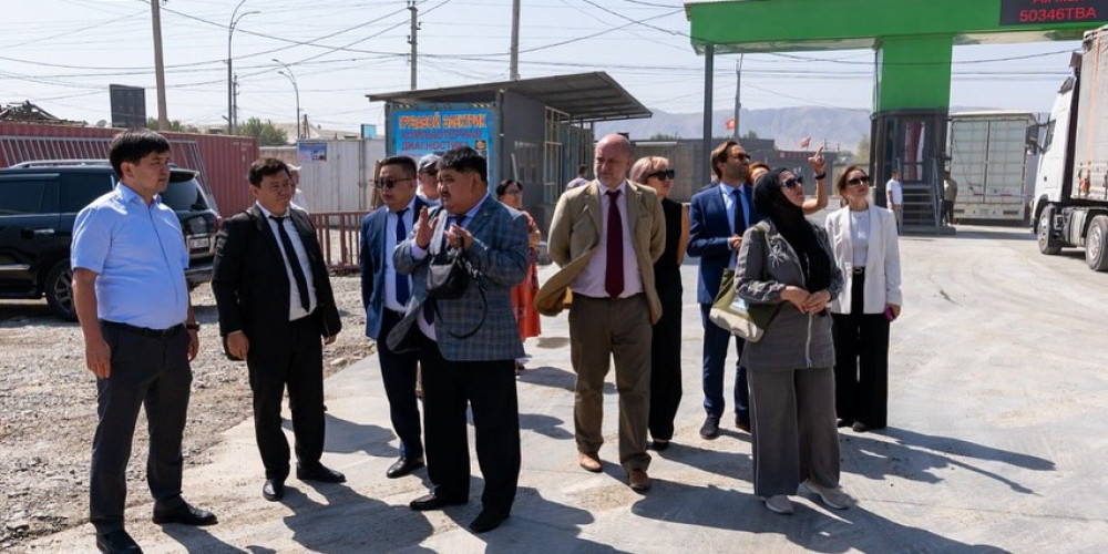 На кыргызско-узбекской границе введена система электронного управления очередью на КПП «Достук»