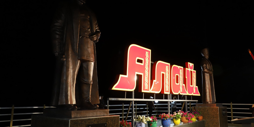 В Алайском районе открыли памятники Алымбеку и Курманжан даткам