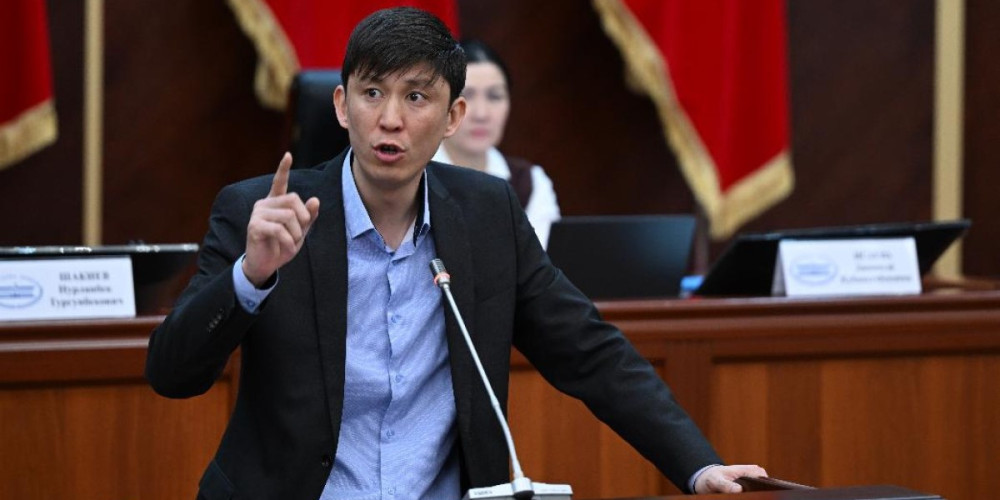 Эрулан Көкүлов спикерге: Сөрөй-пөрөй, тантып деген сөздөрдү айтуу спикердин деңгээлине туура келбейт
