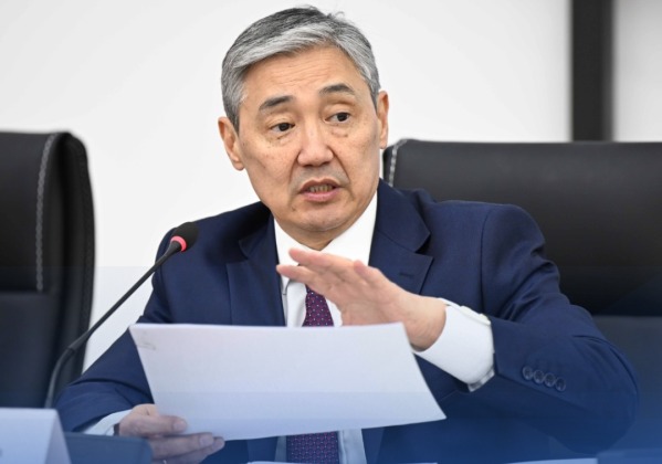 Финансы министри Алмаз Бакетаев Moody’s коммерциялык бөлүмүнүн башкаруучу директору Дэвид Элдрич менен жолукту           