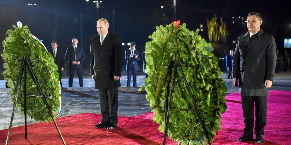 Садыр Жапаров и Владимир Путин возложили венки к Вечному огню на площади Победы в Бишкеке