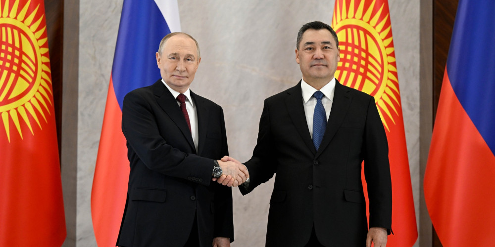 Садыр Жапаров менен Владимир Путиндин расмий жолугушуу аземи болуп өттү