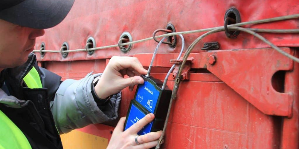 Кыргызстан менен Казакстандын ортосундагы жүктөрдү ташууда навигациялык пломбаларды колдонуу боюнча пилоттук долбоор ишке кирет
