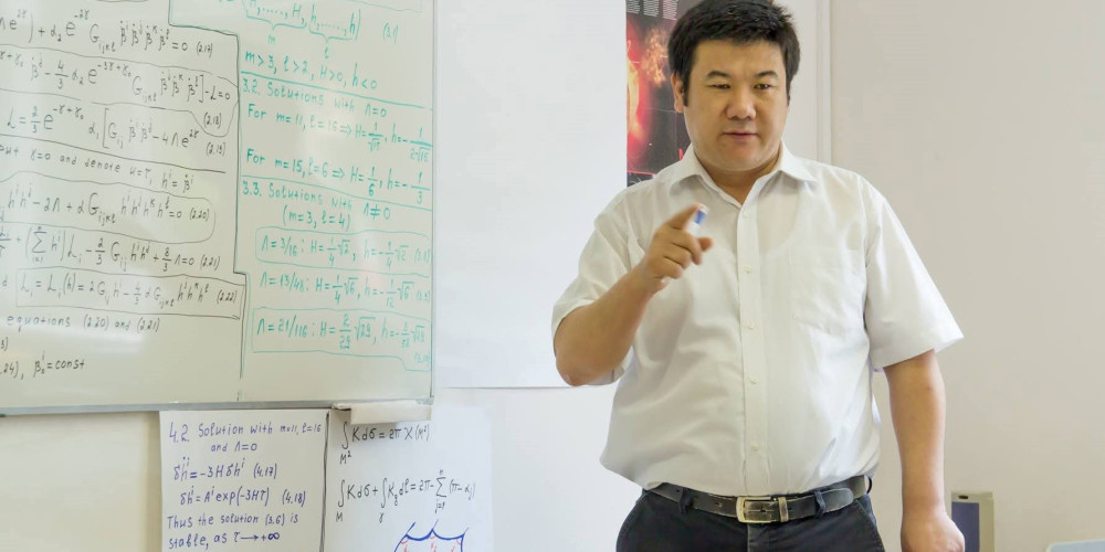 Кубантай Эрназаров: от мытья полов до преподавателя кафедры физики Института гравитации и космологии РУДН