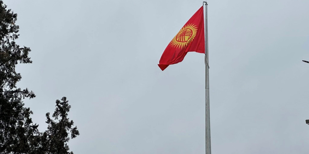 Баткен шаарында бийиктиги 35 метр болгон туу көтөрүлдү