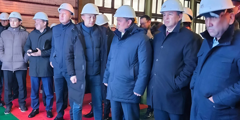 Нурдан Орунтаев Үрүмчү шаарындагы курулуш заводдору менен таанышты