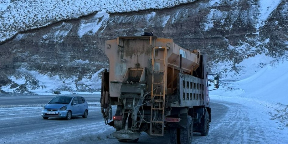 Оор жүк ташуучу унааларга чектөө жок. Ашуулардагы абал