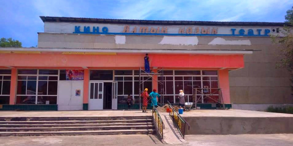 Кербен шаарындагы «Алтын-Казык» кинотеатры оңдоп-түзөөдөн өткөрүлүүдө 