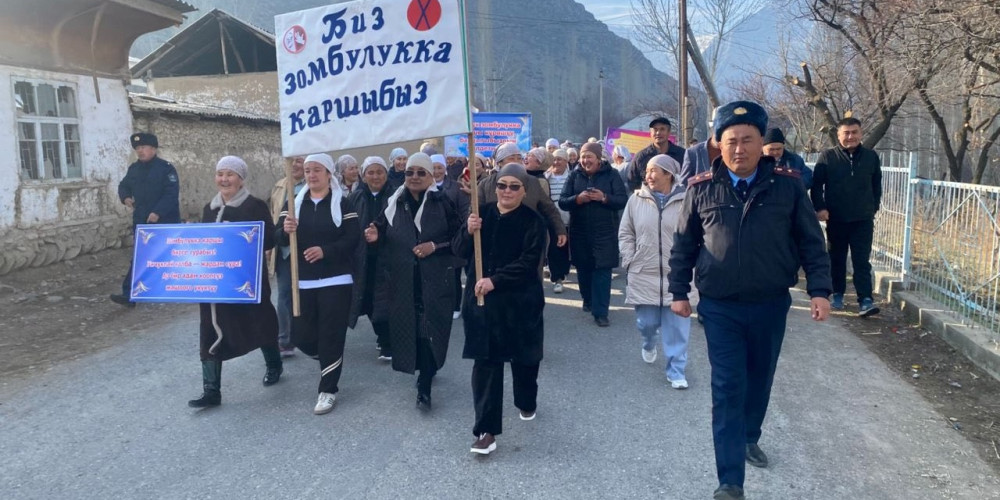 В Баткене прошел пеший марш против семейного насилия