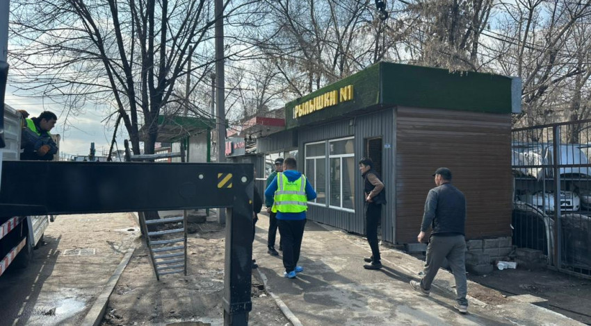 В Бишкеке продолжается демонтаж незаконных павильонов