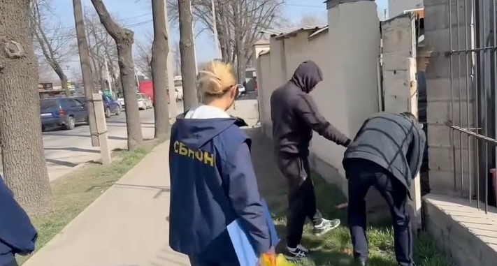 В Бишкеке задержаны мужчина и девушка за распространение синтетических наркотиков 