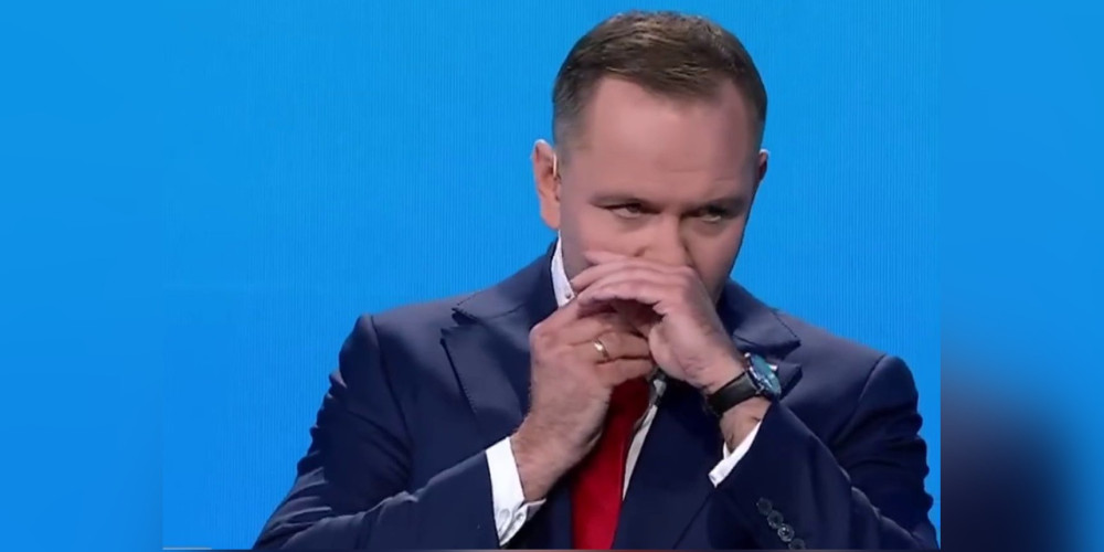Президент Польши уронил пакетик со снюсом во время интервью о его запрете