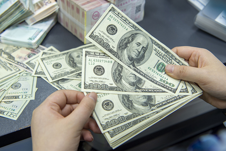 Кореяда иштеген Кыргызстандын жарандары бир жолку төлөмдөрдү алышууда.