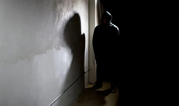 В Кыргызстане за сталкинг предлагают штраф до 100 тыс. сомов или сажать на год
