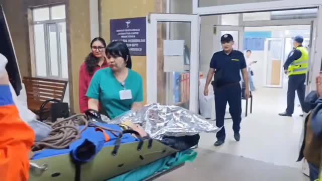 ЖКККББ кызматкерлери жабырлануучу аялды ооруканага ыкчам жеткирүүгө көмөк көрсөтүштү