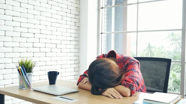 Лишь 7% кыргызстанцев не испытывают тревожность и выгорание на работе