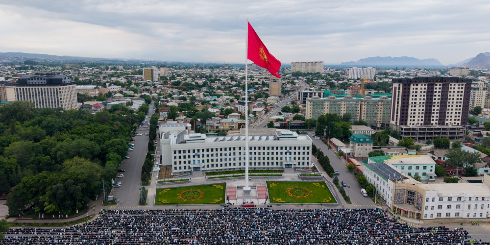 В Оше более 15 тысяч человек приняли участие в айт-намазе на центральной площади