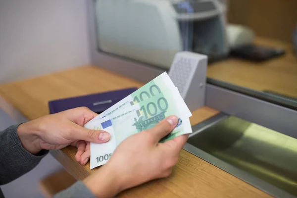 Нацбанк КР отозвал лицензии 13 обменных пунктов в Бишкеке