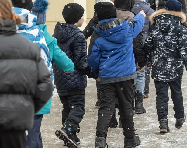 В КР с начала года выявлено и взято под контроль свыше 86 тыс. детей трудовых мигрантов