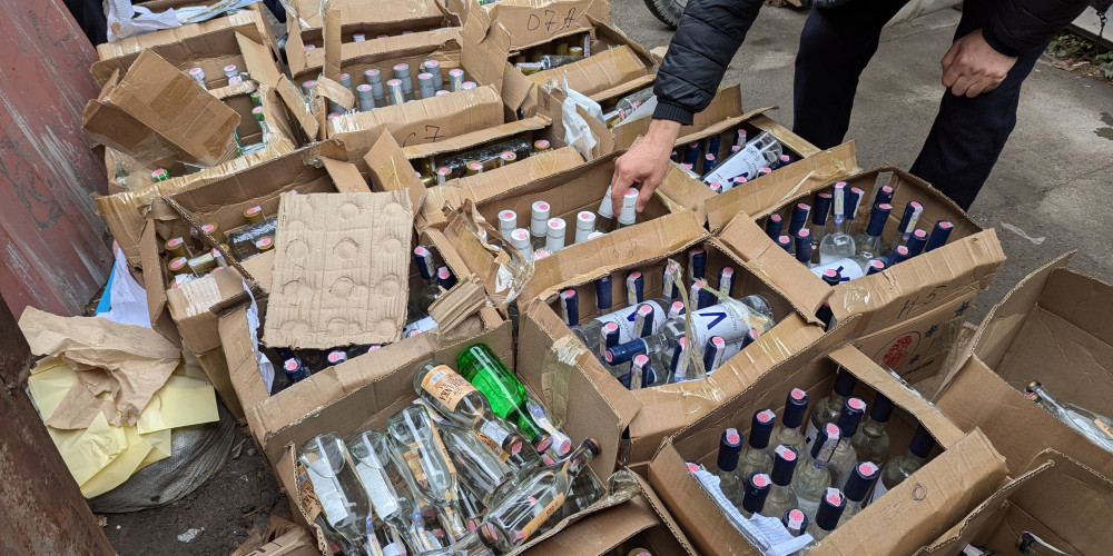 Салык кызматы Ош базарынан 5,7 миң даана мыйзамсыз алкоголдук продукцияны тартып алды