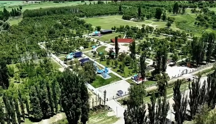 В Тюпе открыли новый парк с амфитеатром, аттракционами и зоной отдыха