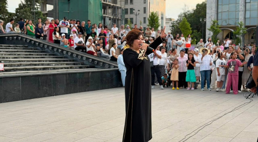 На площади Ала-Тоо в Бишкеке прошел музыкальный вечер под открытым небом