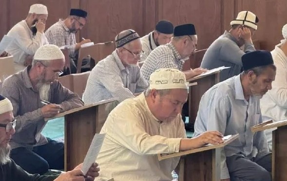 В Манасе имамы мечетей прошли тестирование по исламскому праву