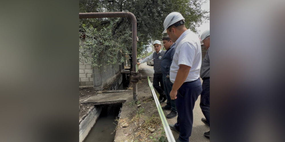 В Бишкеке строительная компания повредила водоотводный лоток при рытье котлована под 22-этажный дом