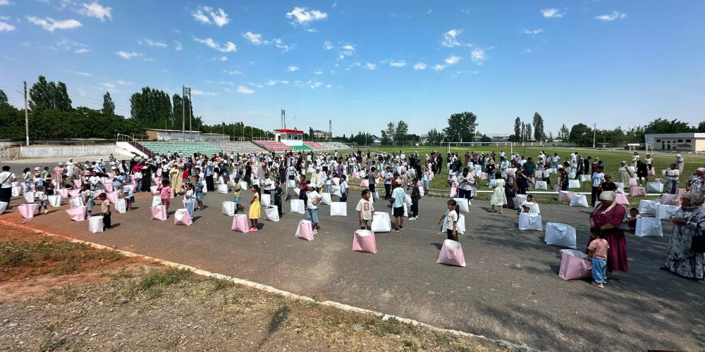 В Баткенской области 460 детям из нуждающихся семей передали одежду