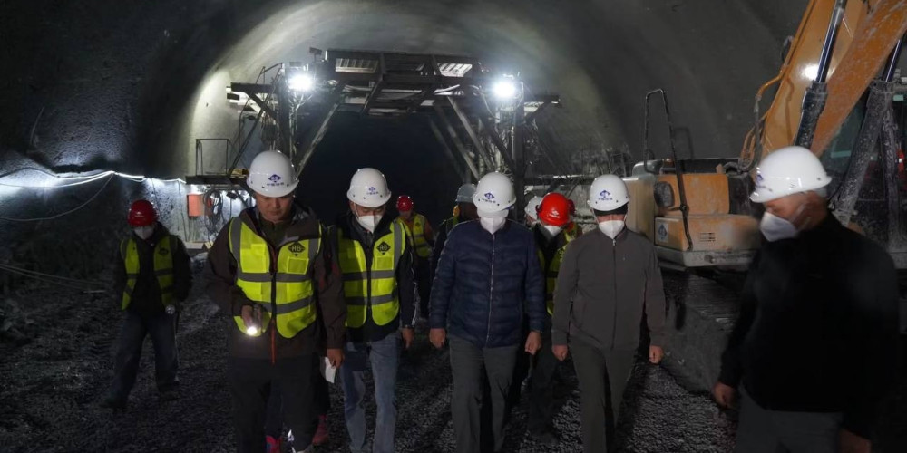 Барскоон – Бедел унаа жолунда эки туннель курулууда: жерине 900гө жакын техника тартылды