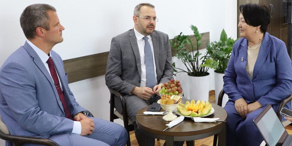 Кыргызстан и Россия обсудили подготовку педагогических кадров в российских вузах