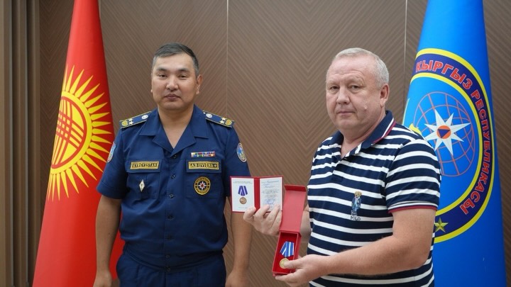 Өзгөчө кырдаалдар министрлиги сууга чөккөндөрдү куткарып калгандарды сыйлады