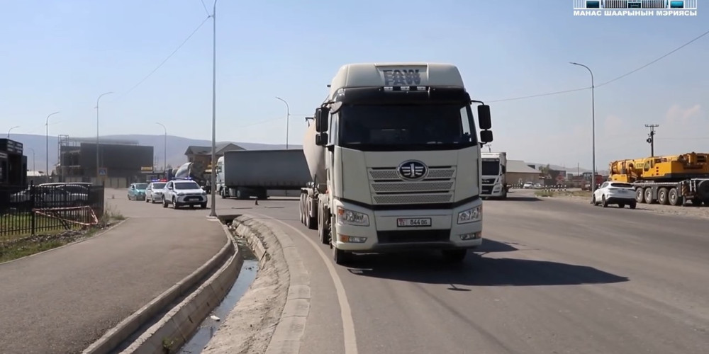 В Манасе провели рейд против движения большегрузов по муниципальным дорогам