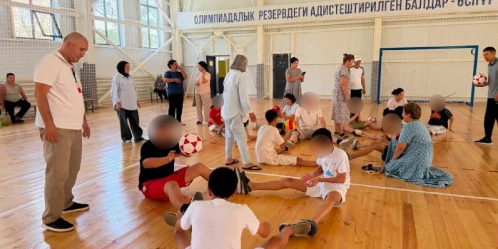 В Бишкеке для детей с инвалидностью организовали спортивные занятия и игры в бассейне