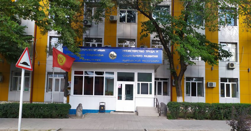Минтруд: проблему с канализацией у дома сотрудников Токмокского стационара устранили еще в мае