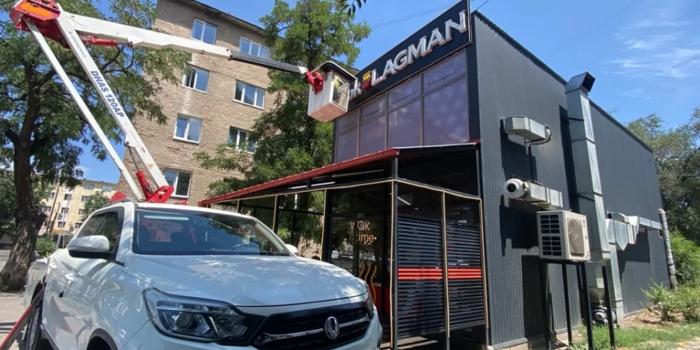 В Бишкеке демонтировали 36 незаконных рекламных конструкций