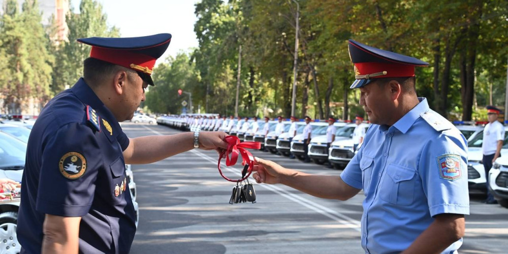 Участковым милиционерам Кыргызстана передали 102 служебных автомобиля