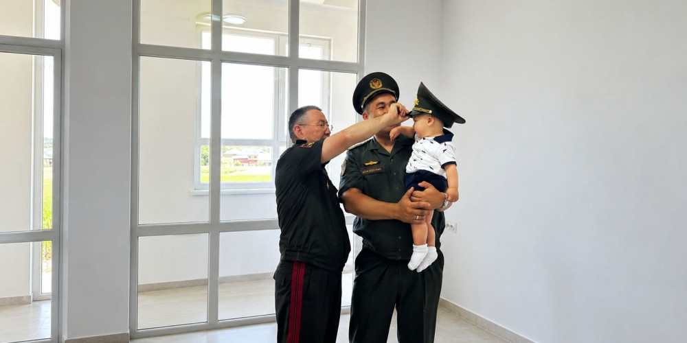 В Таласе военнослужащим вручили ключи от новых квартир